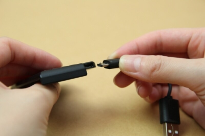キーボードの充電は付属のmicroUSBケーブルで。45分ほどで充電できます。