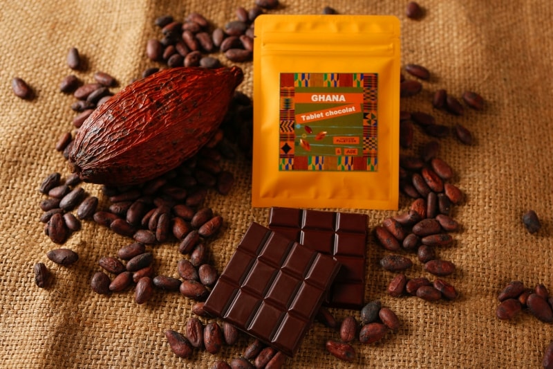 「ガーナ スマイル カカオ プレミアム?ビーントゥバー」1064円(税込)※1枚につき200円が寄付金になります。 シリーズ2種undefined「ガーナ スマイル カカオ プレミアム?ビーントゥバー」「ガーナ スマイル カカオ プレミアム ボンボンショコラ」