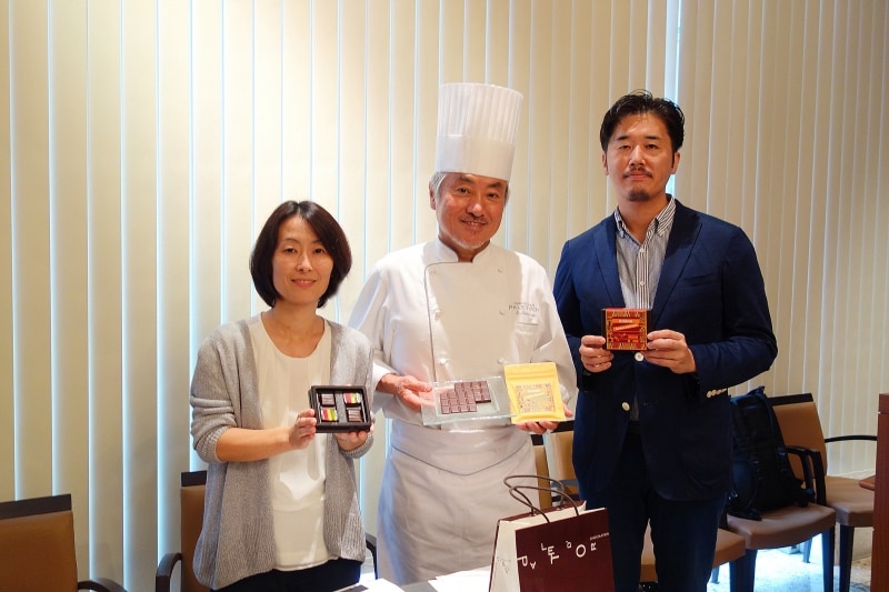 左から、ACE事務局長 白木朋子さん、ショコラティエ パレ ド オール 三枝俊介シェフ、立花商店株式会社 生田渉さん