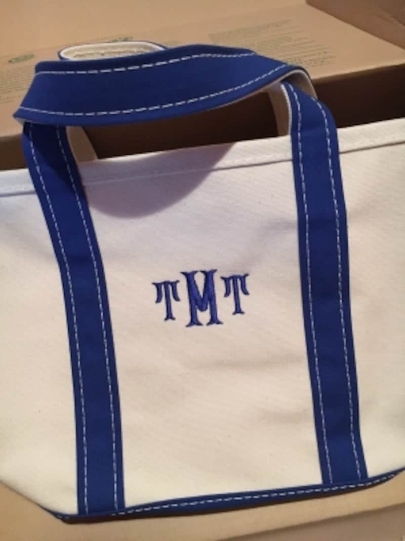 こちらは日本で購入出来るRegatta Blueにモノグラムを刺繍した物です