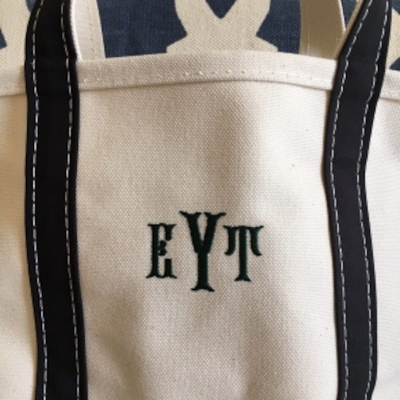 日本と同じボディにカーキ色の刺繍をチョイス