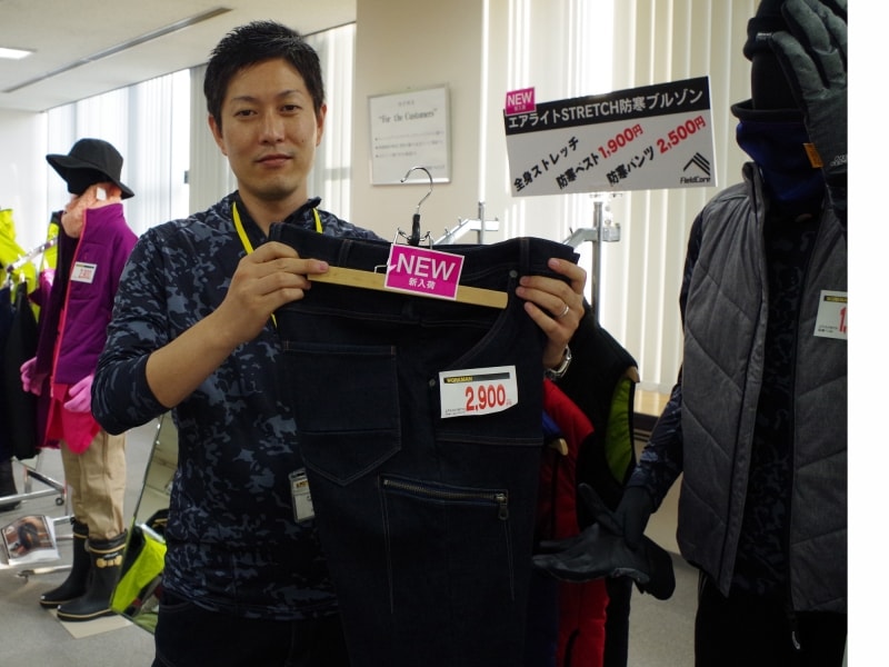 裏地がマイクロフリースでストレッチ素材を採用したエアライトストレッチウォームパンツを進めていただいた