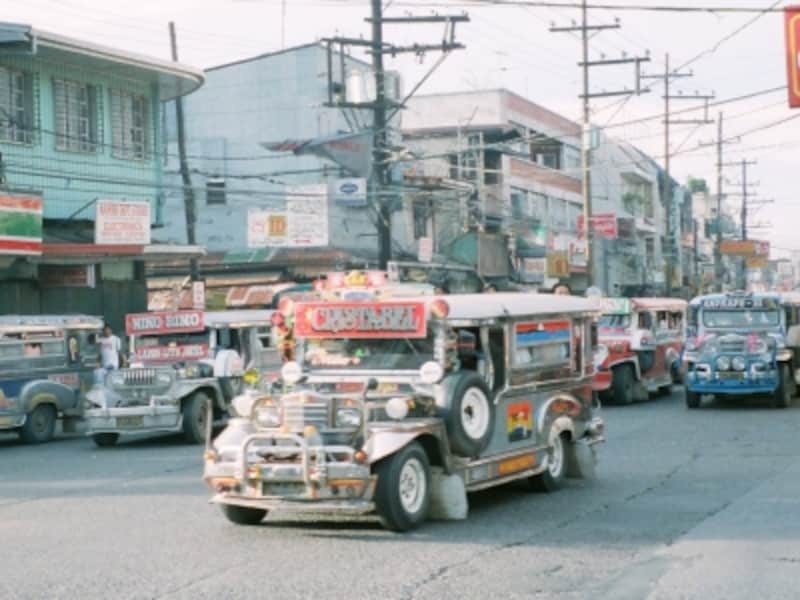 ド派手な装飾で街を彩るジープニーはフィリピンの庶民の足ナンバー1。Hop on とHop offで軽快に乗りこなそう！