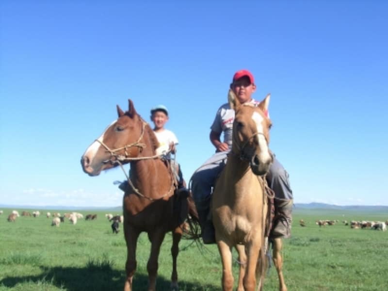 草原の交通手段といえば昔から馬。モンゴルの少年はみな馬術の達人、人馬一体の華麗な動き