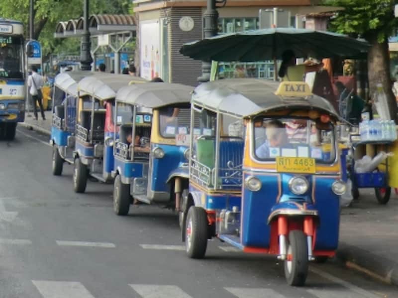 タイに来たらトゥクトゥクに乗らなきゃ始まらない。全身にタイの風を感じながら移動できる知名度も旅情も抜群の乗り物