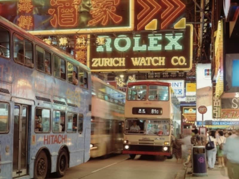 看板にぶつかりそうでぶつからない香港のシンボル2階建てバス。夜景の名所、ビクトリアピークもこれで登ってしまう。運転手のドライビングテクニックには脱帽