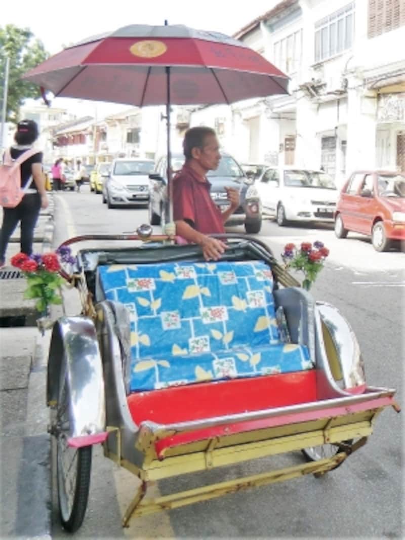 華人の多いペナン島ならではの中国風センスのトライショー。華やかな飾りつけは見ているだけでも楽しい。