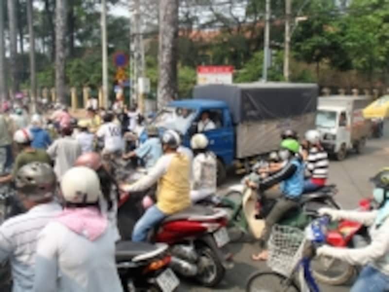“ホンダ”の行列はホーチミンの日常風景