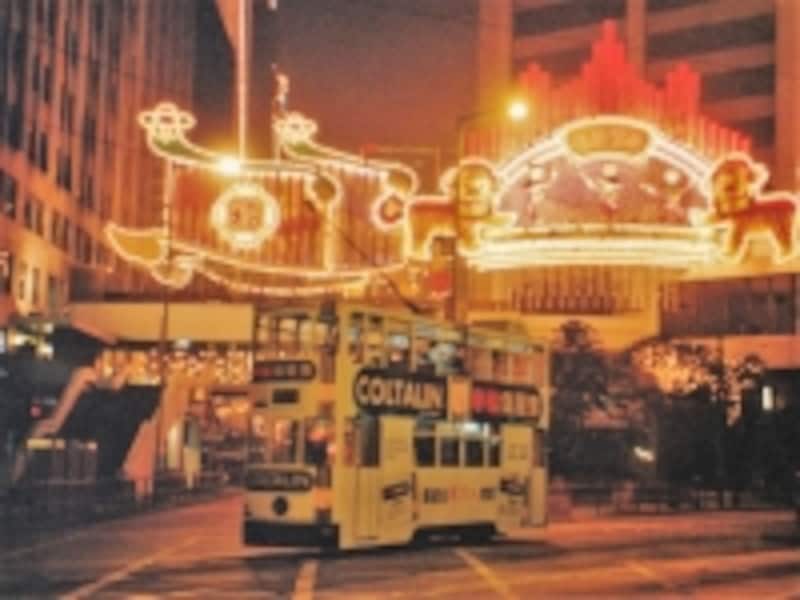 世界でも珍しい2階建てのトラムは香港島を東西に結んでいる