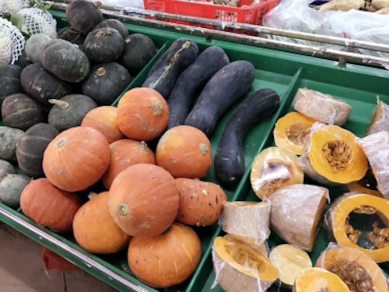 ハロウィン近くになると巨大かぼちゃも登場、みんなでワイワイかぼちゃ  ランタンを作るのも楽しい