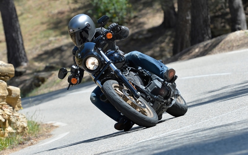 他メーカーのバイクにはないダイナミックなスポーツライドが楽しめるところがダイナ最大の魅力だ