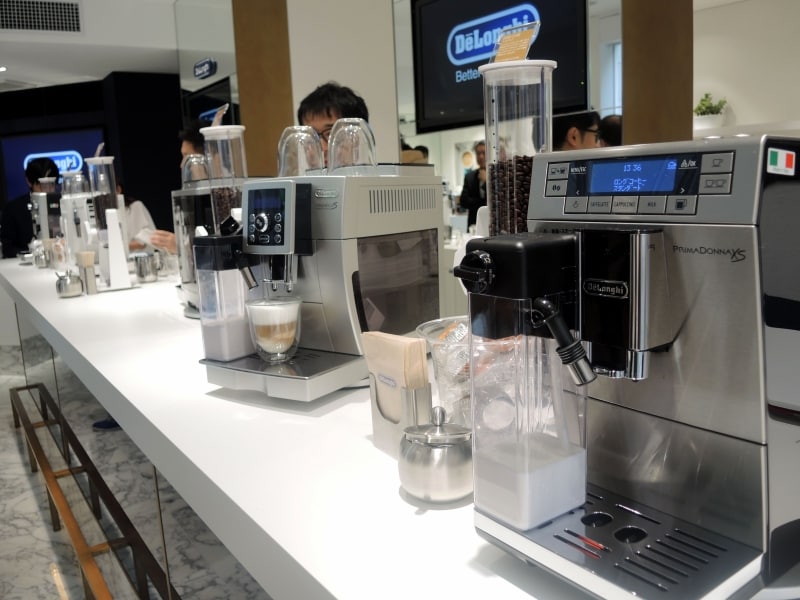 全自動エスプレッソマシンで、その場でコーヒーを作ってくれる