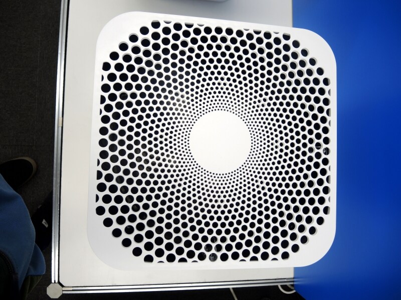 本体天面にある吹き出し口。直径30cmの大型プロペラファンで、大風量吸引・排出を実現する