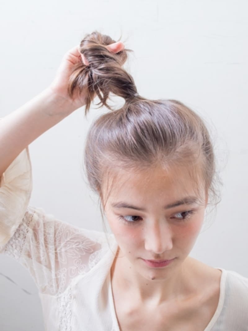 指先でねじるように回す