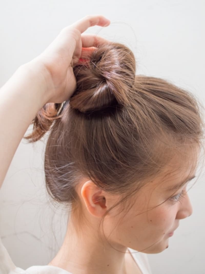 ねじった毛束をそのまま巻きつける