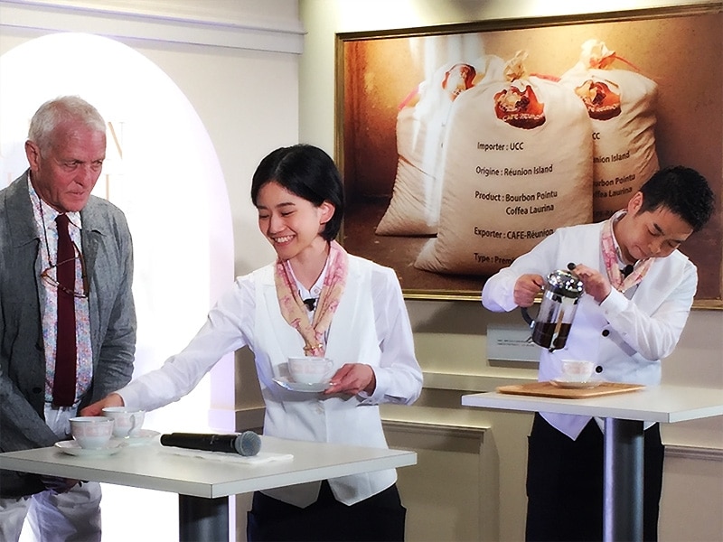 UCC抽出チャンピオンの中村太さん、接客チャピオンの大南薫さん