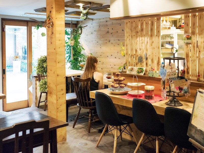 浅草は宇賀神さんが子どもの頃から両親に連れられて親しんできた街。界隈には古くからの住人が多く、お赤飯を炊いたからとおすそわけをいただくこともあるそう。