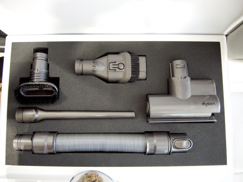 左上から時計回りに、ハードブラシ、コンビネーションノズル、ミニ モーターヘッド、延長ホース、隙間ノズル