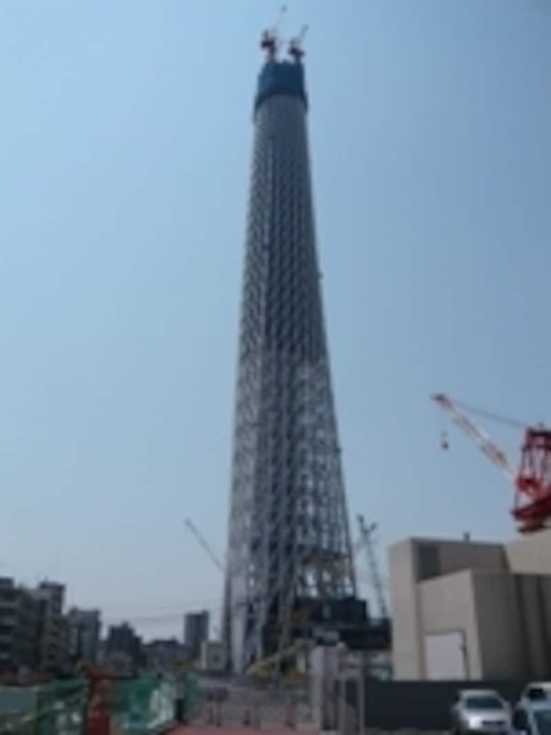 東京タワーを超えまだまだ成長中の東京スカイツリー。その高さに驚きの声が集まっています
