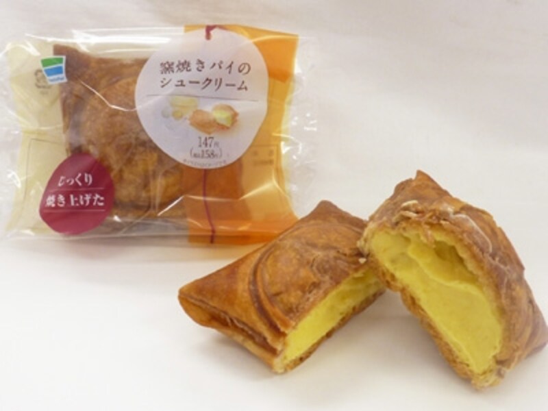パイ生地が珍しい！ファミリーマート「窯焼きパイのシュークリーム」（税込158円）