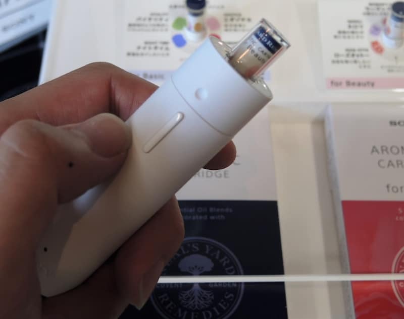 カートリッジは本体上部に差し込んで使用する