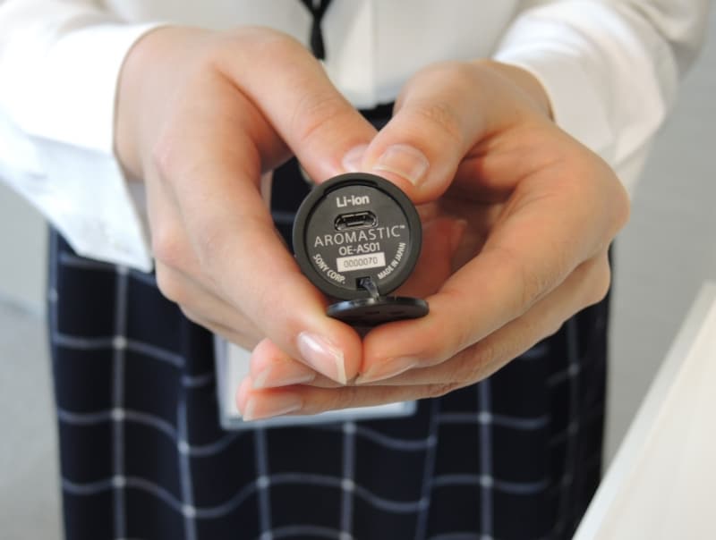 本体は充電式で、フル充電すれば1日10秒・10回の使用約1ヶ月使える