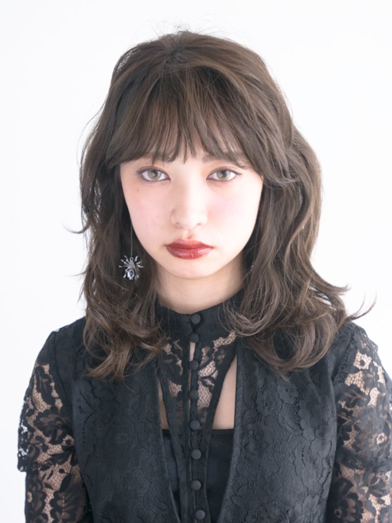 しっかりめにパーマがかかったセミディ