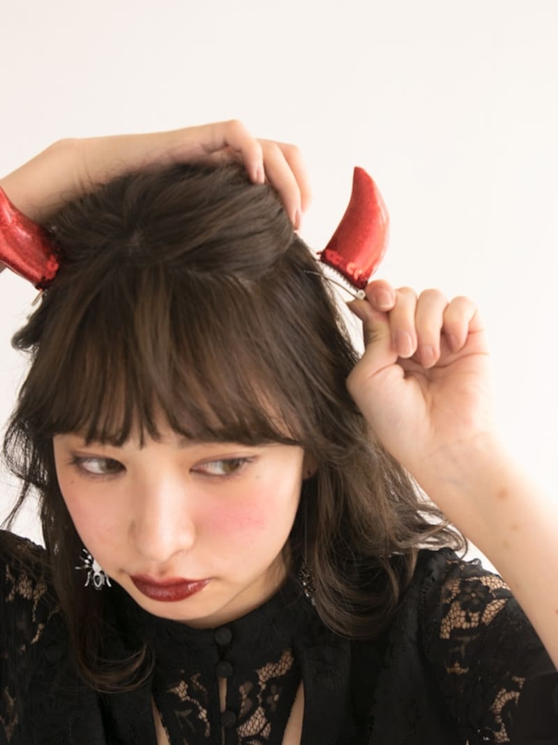 角アクセのクリップ部分が隠れるように