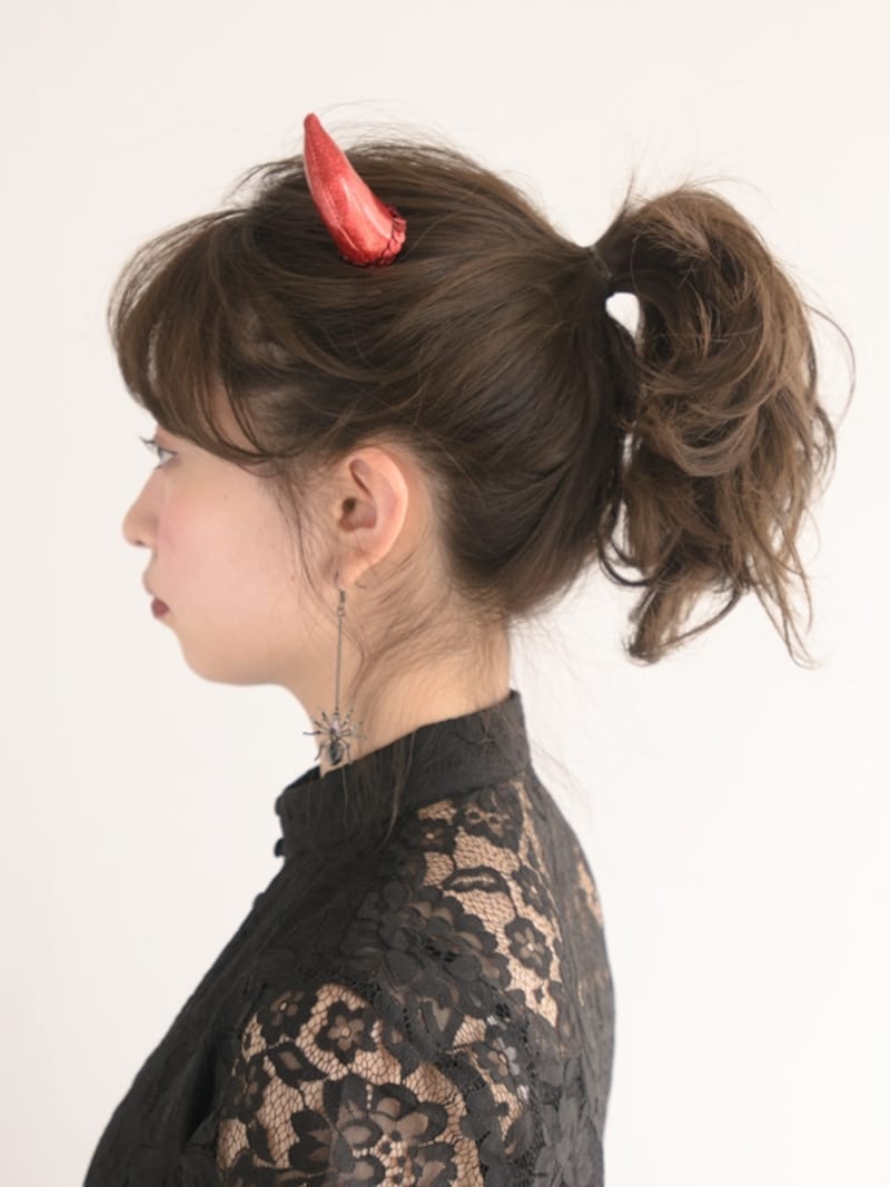 高い位置でひとつにまとめてポニーテールを作る