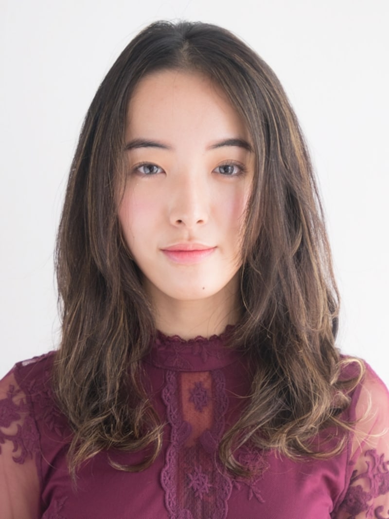 顔周りからレイヤーが入ったロングヘア