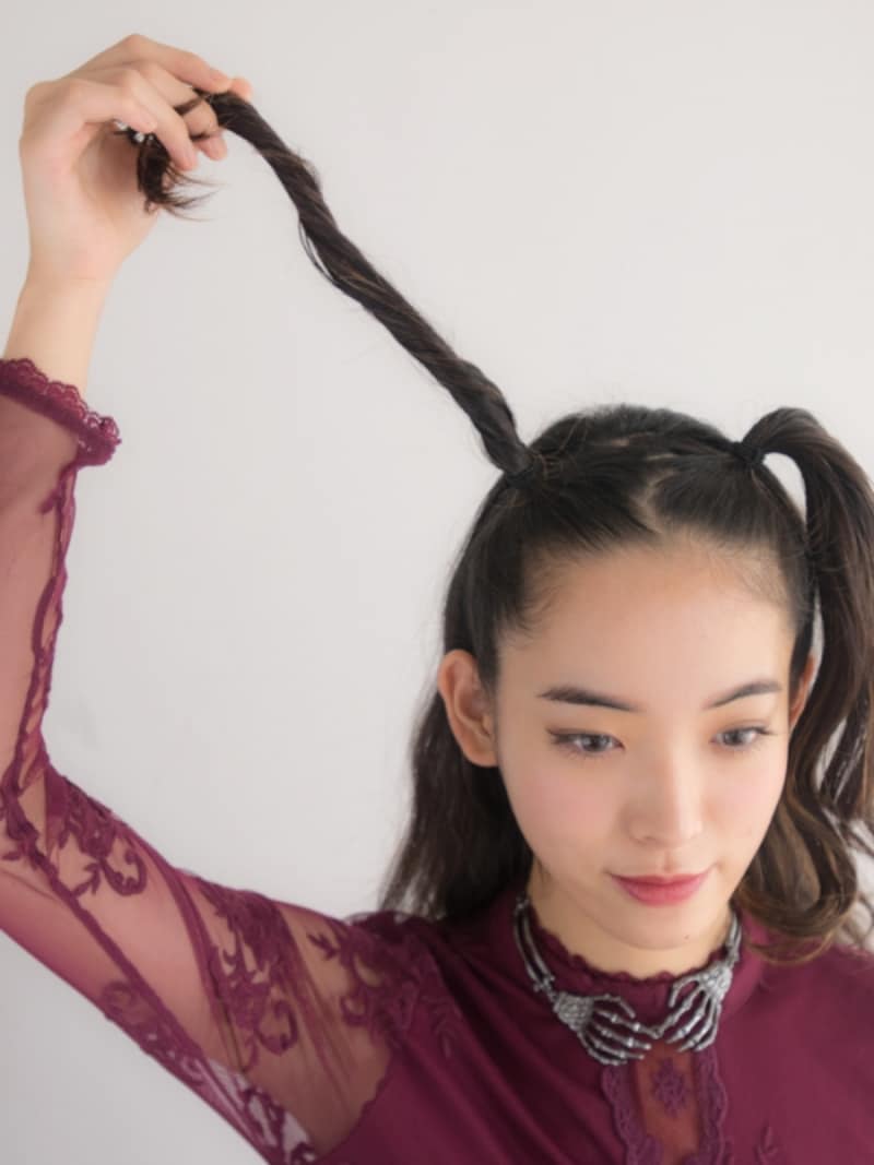 ツインテールをキツめにねじる