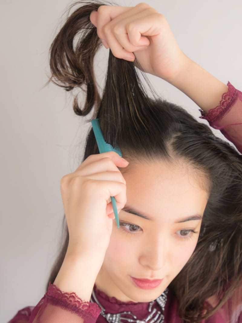 根元からクシでとかす