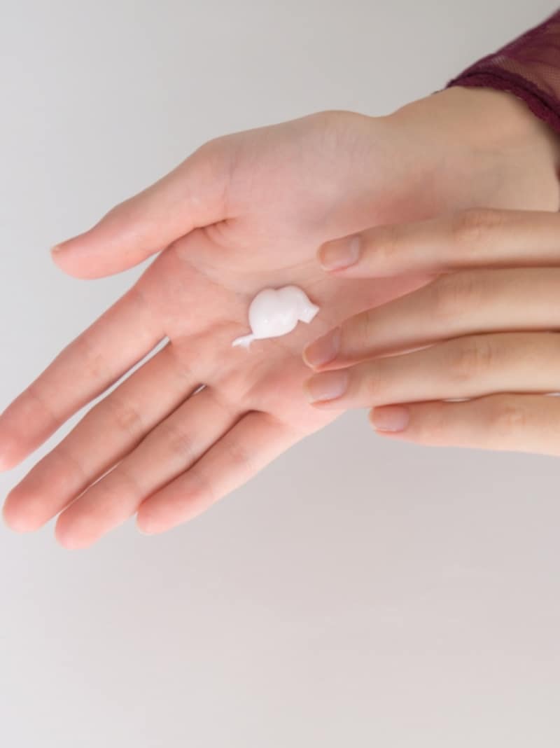 クリームワックスを手の平になじませる