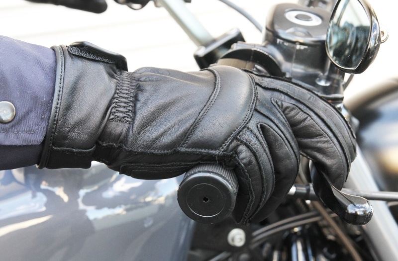 3シーズンからウインター仕様、素材もレザーから合成などさまざまなタイプに分かれるグローブ。これも目的に合わせて選びたい