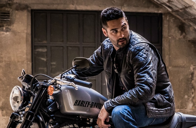 グローブ同様、レザーから合成繊維と素材もさまざま。目的に合った選び方が大事になってくる