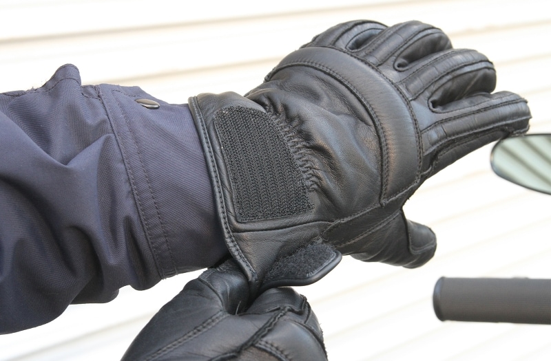 冬ツーリング最大の敵は冷風。冷気が服の中に侵入してきたら、それだけ体の冷えも早くなる。ガントレットタイプのグローブなどを使って、風の侵入を防ぐことに尽力しよう