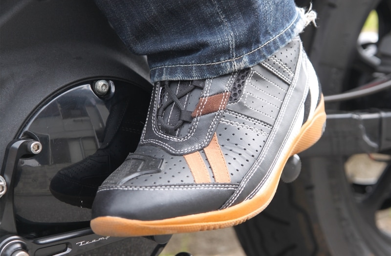 ダメージから守ってくれるライディングシューズという選択肢も持っておきたい