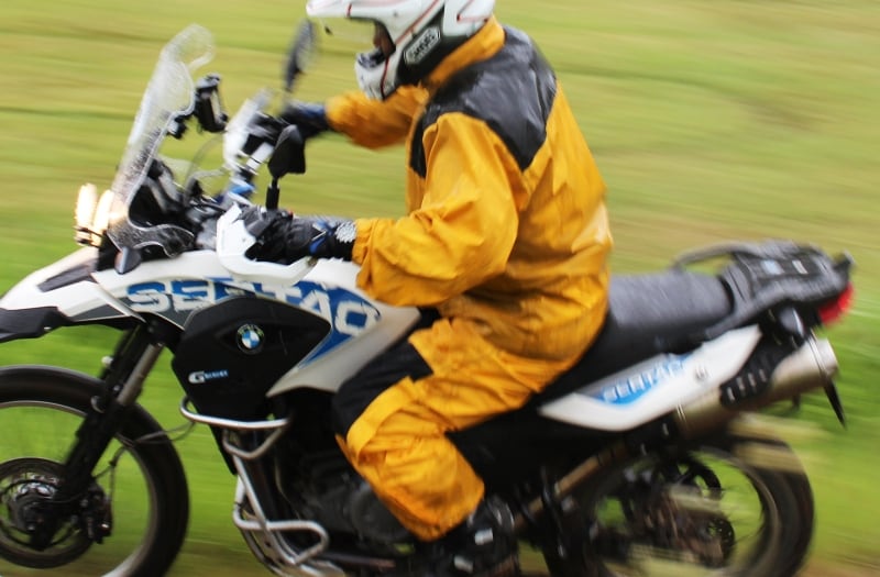 ツーリングで忘れてはいけないマストアイテム、それがレインジャケットだ