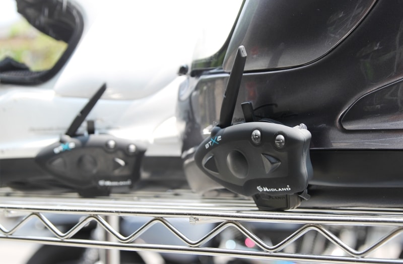 仲間とのツーリングをより楽しいものとするインカム。今では5人同時会話が可能なものまであるという