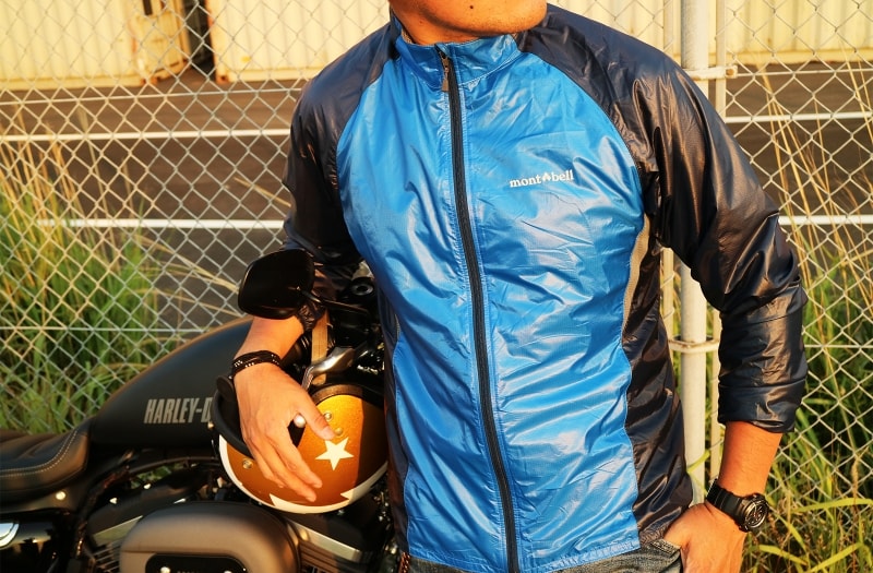 携帯用に適しているアウトドアジャケット。一着用意しているだけで、大体の気候に対応できる