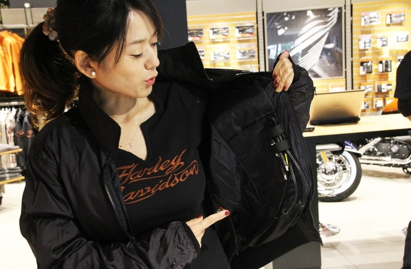 冬ツーリングを快適なものへと変える電熱ウェアにも注目。これ一着で悪魔のような寒さとおさらばできる(モデル:松原渓さん)