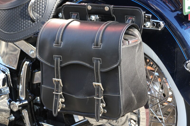 サドルバッグやトップケースでバイクの積載量をアップさせれば、大抵のものなら運べてしまう