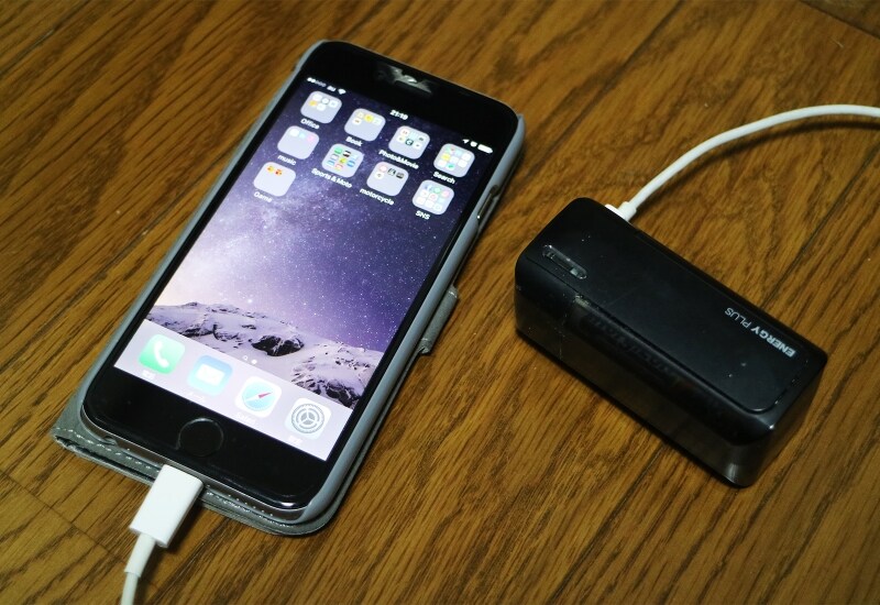ツーリング時には忘れず備えておきたい携帯電話用充電器