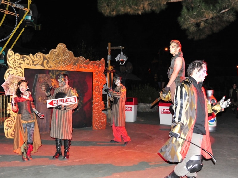 遊園地内をお化けたちが徘徊！