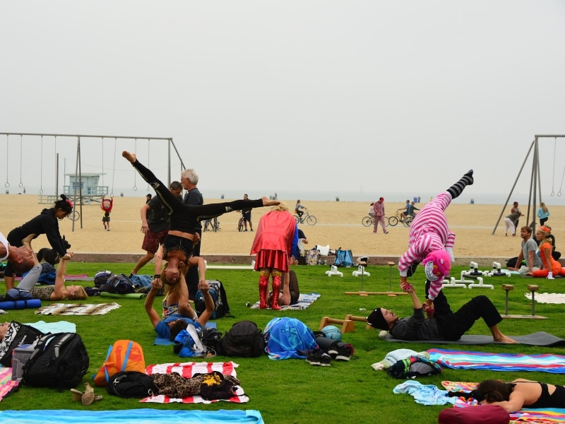 ハロウィン当日。会社終わりにコスチュームで体を鍛える人々