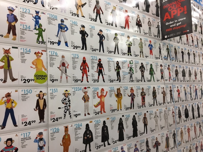 お気に入りのコスチュームの札を選んで、店員さんに実際にコスチュームを持ってきてもらい試着してみる