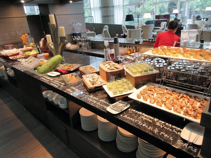 前菜のブッフェ台