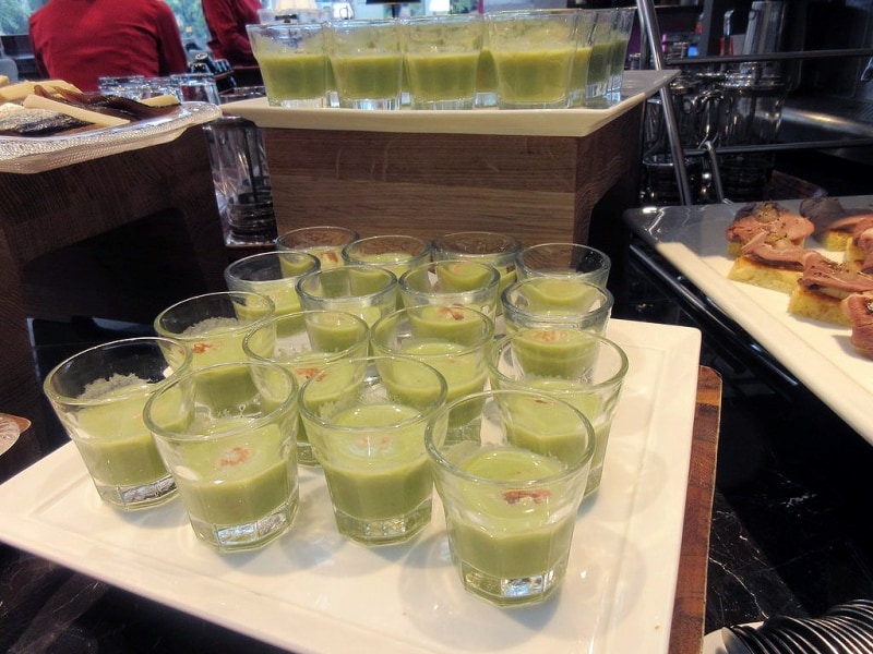 ブロッコリーのスープとシュリンプ