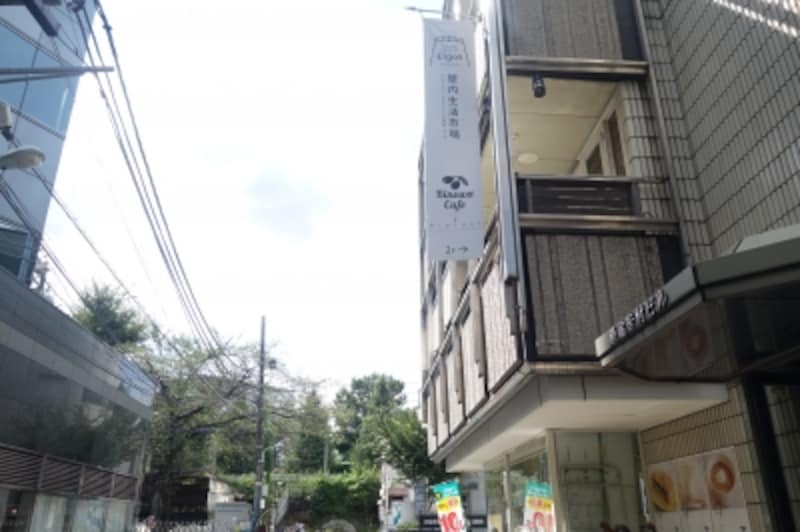 明治通りから脇道を入ったビルの２階です。