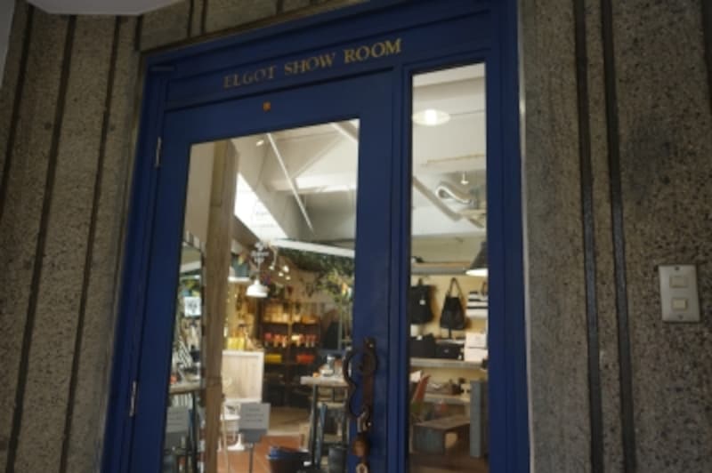 この扉の向こうがお店です。